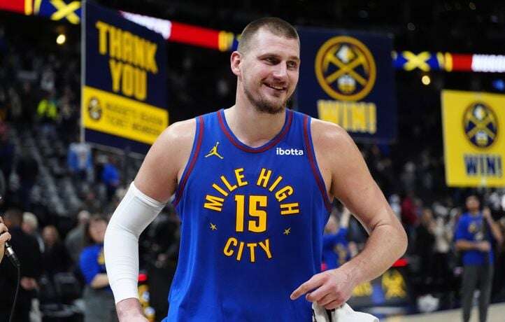 Le panier de dingo de Jokic, auteur d’un cinquième triple double consécutif