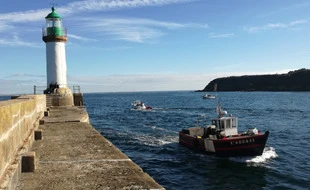 Bloqué au large de Groix, un navire « poubelle » autorisé à reprendre la mer
