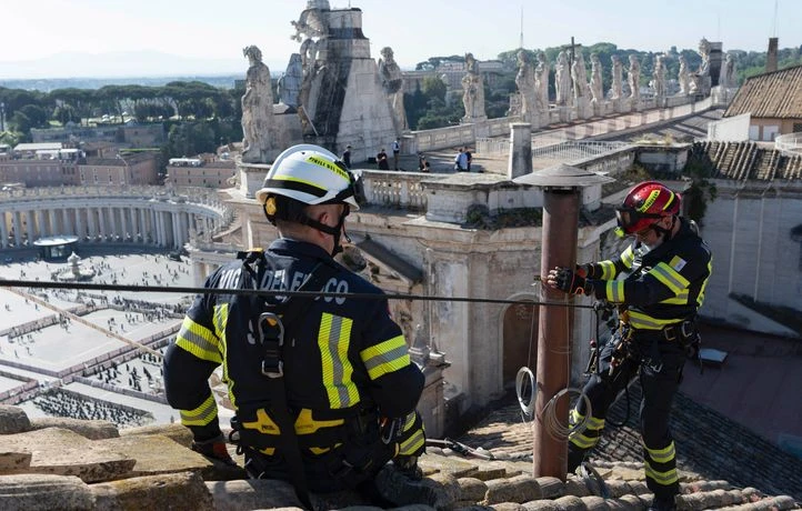 Fin du deuil au Vatican, les fidèles attendent désormais la fumée blanche