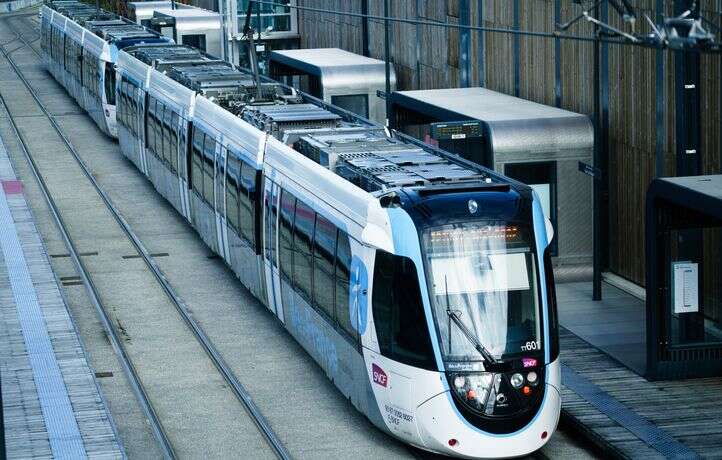 Un enfant entre la vie et la mort après avoir été percuté par un tramway