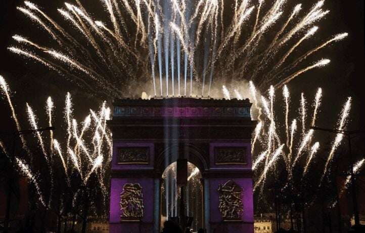 Les Champs-Elysées s’habillent en son et en lumière pour le réveillon du 31