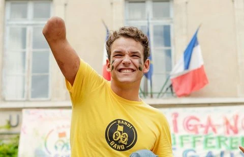 Le nageur handisport Théo Curin remplace Cyril Féraud pour le jeu « Slam »
