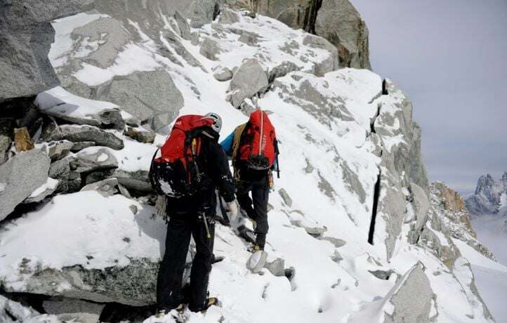 Deux sœurs gravissent un volcan pour retrouver le sac de leur père décédé