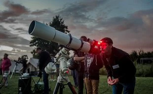 Quels problèmes pose le déploiement du réseau de satellites Starlink ?