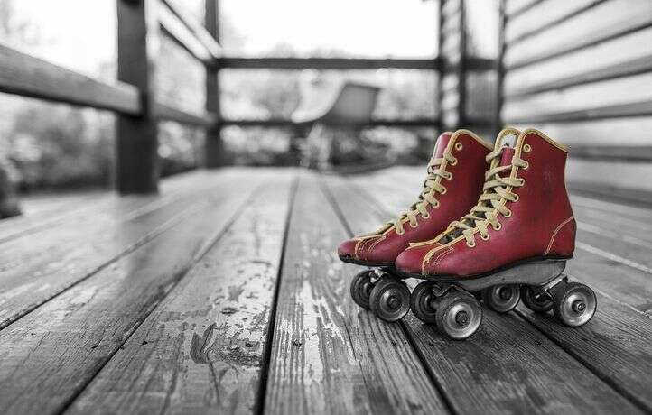 Une Londonienne en patins à roulettes fait la course avec un bus rouge