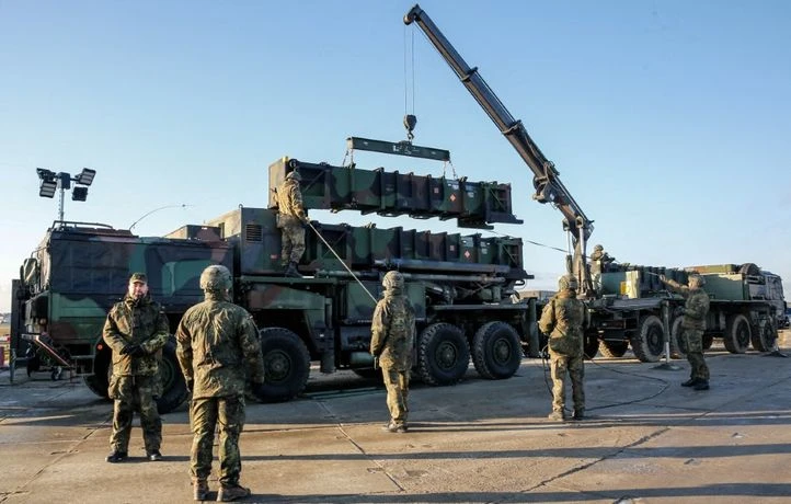 Après les « armées bonsaïs », le retour du service militaire en Europe ?