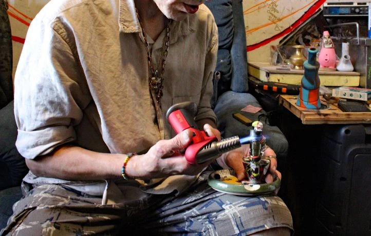 Visite de squat et atelier héroïne au programme d’un enfant gardé par son père SDF