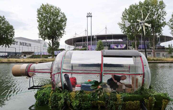 Poincheval s'enferme dix jours dans une bouteille transparente