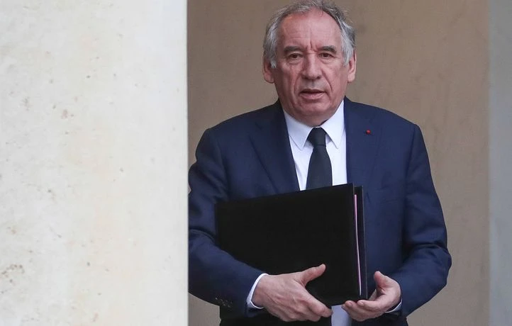 Bayrou et l’affaire Bétharram, l’offre de Poutine et dernier adieu au pape