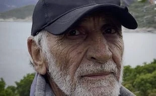 A 77 ans, il vit seul dans la nature, près d'une plage de Corse