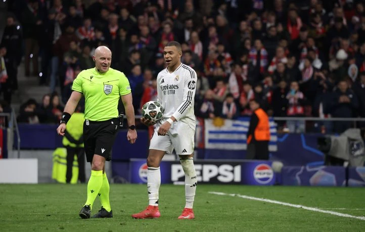Selon cette vidéo de l’UEFA, Julian Alvarez a bien touché deux fois le ballon