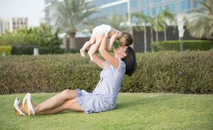 En France, le congé parental est trop court et peu attractif, pour l’Unicef