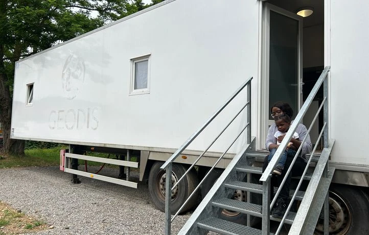 Près de Lyon, des « camions-frigo » réaménagés pour des personnes sans-abri