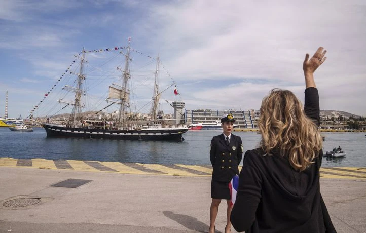 Le Belem a embarqué la flamme olympique et fait route vers Marseille