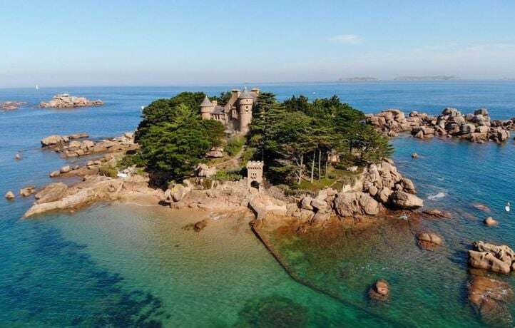 Une île paradisiaque et son château sont à vendre en Bretagne