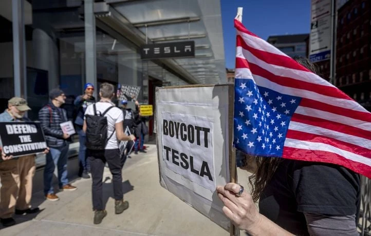 Drapeau inversé, boycott, manif… Ces Américains résistent à Trump comme ils le peuvent