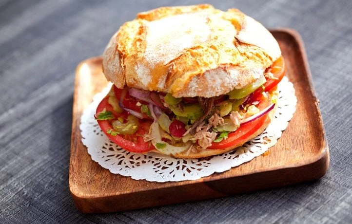 Nice : Estrosi veut un label européen pour protéger la recette du fameux pan-bagnat