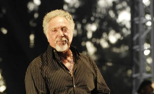 Tom Jones aimerait qu’on arrête de lui lancer de la lingerie sur scène