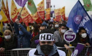 Une femme meurt dans une attaque contre le parti pro-kurde en Turquie