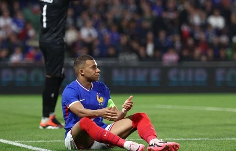 Ce regard entre Mbappé et une publicité en plein match fait le buzz