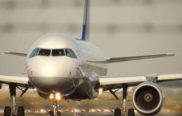 Quand un passager descend sur le tarmac pour empêcher un avion de décoller