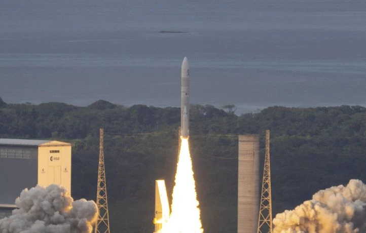 La fusée Ariane 6 a décollé pour son premier vol commercial