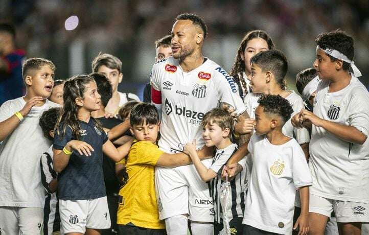 But sur coup franc, blessure, chambrage, ainsi va la vie de Neymar à Santos