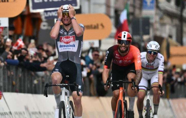 Monstrueux, Van der Poel remporte Milan - San Remo devant Ganna et Pogacar