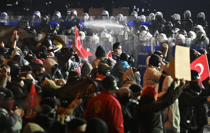 Une manifestation rassemble des centaines de milliers d’opposants en Turqui