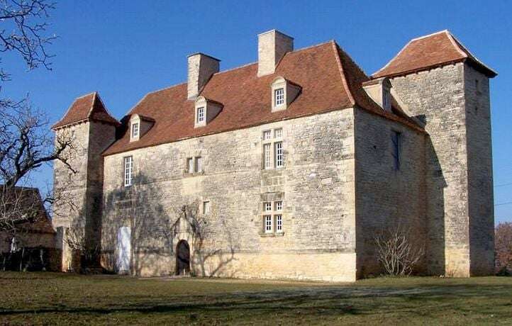 C’est quoi, ce château « enterré » vu dans « Des racines et des ailes » ?