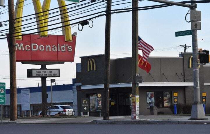 Un McDo new-yorkais interdit l’entrée aux clients de moins de 20 ans