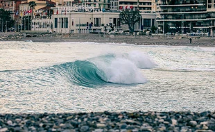 Un groupe de surfeurs veut implanter un récif artificiel à Menton