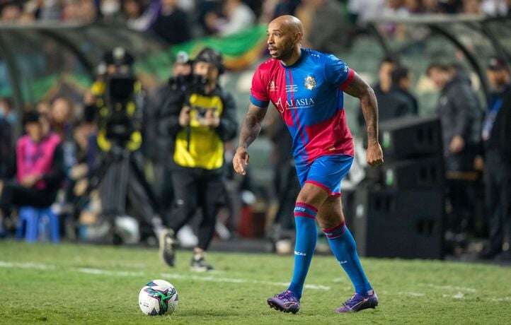 Thierry Henry rend visite au XV de France avant le choc face à l’Irlande