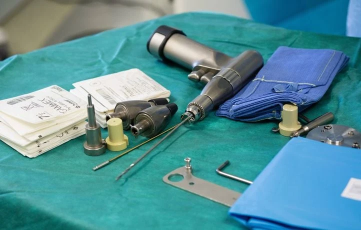 Une pince chirurgicale oubliée dans l’abdomen d’un patient à Marseille