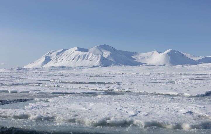 Et si verser de l’eau sur la banquise ralentissait la fonte des glaces ?