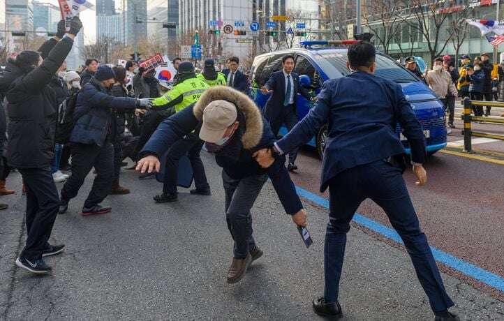 Les partisans du président sud-coréen attaquent le tribunal où il est jugé