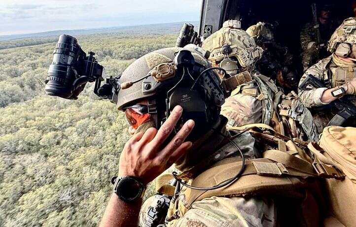 A bord d’un hélicoptère Puma pour un exercice de sauvetage au combat