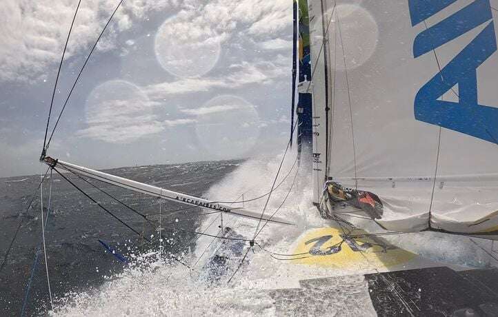 Grosse tuile pour Simon en tête de la course, Beyou a un peu le seum