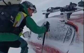 Ils sont bloqués dans leur voiture ensevelie par la neige, les secours arrivent à ski