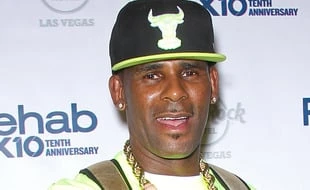 Deux avocats de R. Kelly arrêtent de le représenter