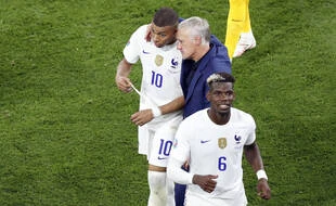 Les Bleus 1er, La Poste reprend la main et « Help » de Britney Spears