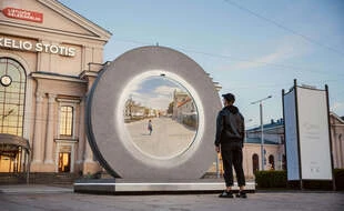 Un étrange portail vidéo installé devant la gare de Vilnius en Lituanie
