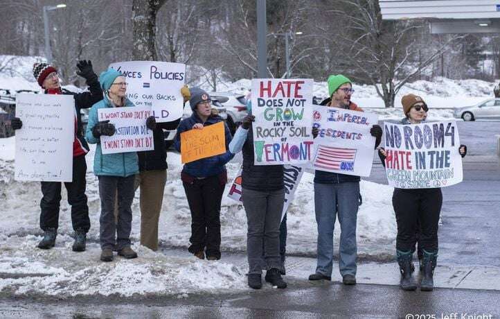 « Va skier en Russie », lancent des manifestants à JD Vance en séjour dans le Vermont