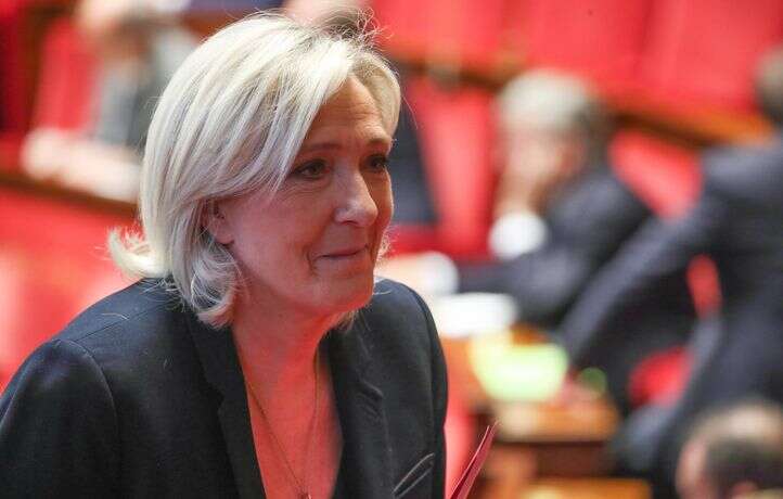 Face à ses opposants « tartufes », Le Pen satisfaite de la chute de Barnier