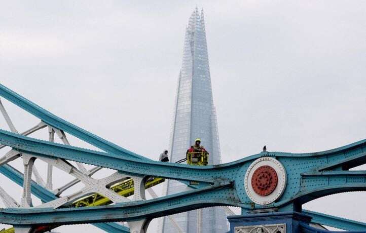 Fermeture du Tower Bridge après qu’un homme a grimpé sur ses garde-corps