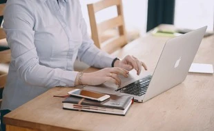 Un collectif demande que la future loi concerne aussi la fonction publique