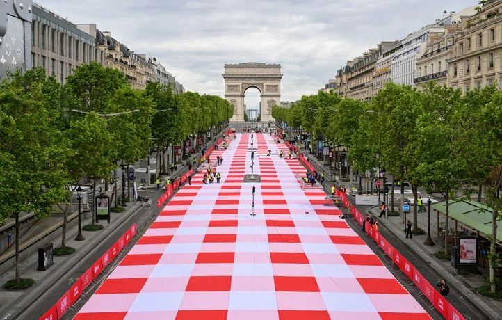 Plus de 4.000 convives ont participé au pique-nique des Champs-Elysées