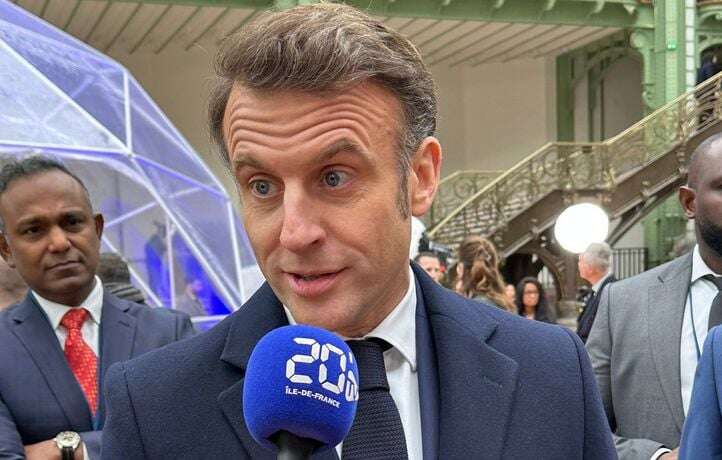 Emmanuel Macron caresse « Le Chat » dans le sens du poil