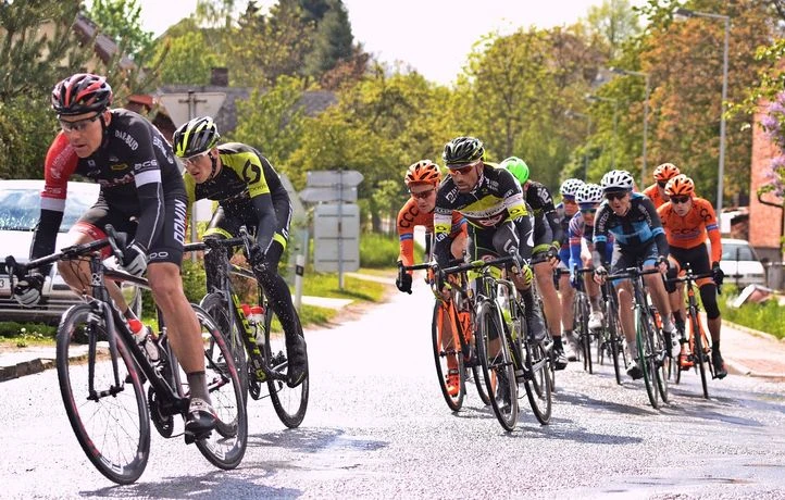 Elle traverse la route avec son déambulateur en pleine course cycliste