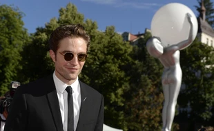 Robert Pattinson et Lily Collins s’engagent pour aider l’Inde face au Covid